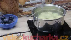 Bramborové knedlíky se švestkami