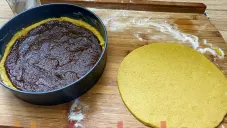 Bretaňský máslový koláč s náplní ze sušených švestek