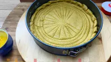 Bretaňský máslový koláč s náplní ze sušených švestek