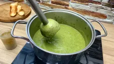 Cuketová polévka se špenátem
