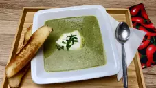 Cuketová polévka se špenátem