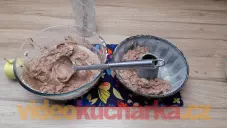 Kakaová bábovka s jablky