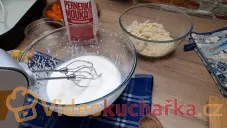 Šlehačkový koláč s ovocem