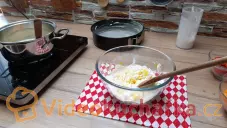 Ovocný koláč s pudinkem a žmolenkou