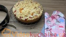 Ovocný koláč s pudinkem a žmolenkou