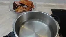 Uzená polévka s vejcem