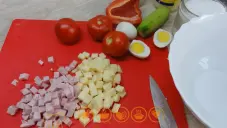 Zeleninový salát se sýrem a šunkou