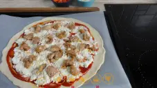 Pizza s kuřecím masem a mozzarelou