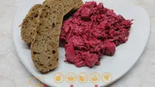 Kuřecí salát s červenou řepou a celerem