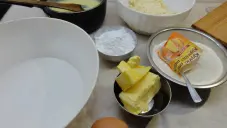Borůvkový koláč pudinkem a žmolenkou