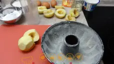 Bábovka s jablky a zakysanou smetanou