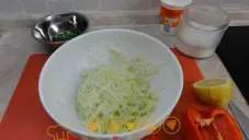 Kedlubnový salát s paprikou