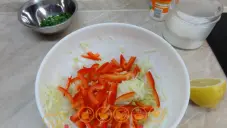 Kedlubnový salát s paprikou