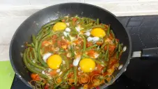 Zelené fazolové lusky s vejci a rajčaty 
