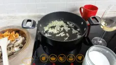 Houbová omáčka z hřibů a lišek