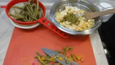 Salát ze zelených fazolových lusků a brambor 