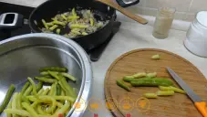 Zelené fazolové lusky na špeku a cibuli