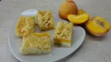 Drobenkový koláč s ovocem a pudinkem