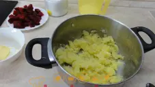 Šťouchané brambory s červenou řepou