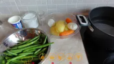 Salát ze zelených fazolových lusků a brambor 