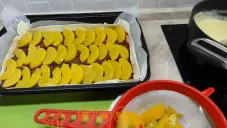 Dezert z listového těsta s ovocem a pudinkem