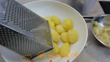 Houbové bramboráky se zelím