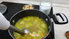 Cuketová polévka s kari kořením