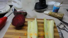 Cuketový salát s červenou řepou a křenem