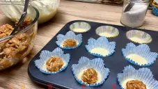 Kokosové muffiny plněné jablečnou náplní