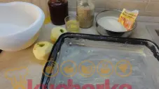 Koláč s povidly a jablky