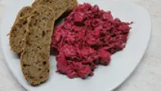 Kuřecí salát s červenou řepou a celerem