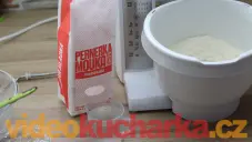 Kváskový chléb se sušenými rajčaty a cibulkou