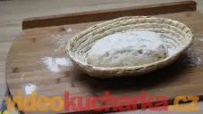Kváskový chléb se sušenými rajčaty a cibulkou