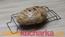 Kváskový chléb se sušenými rajčaty a cibulkou