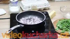Vaječná omeleta se sýrem čedar a špenátem
