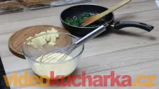 Vaječná omeleta se sýrem čedar a špenátem