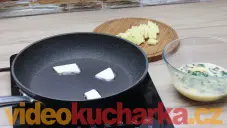 Vaječná omeleta se sýrem čedar a špenátem