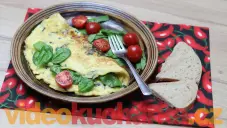 Vaječná omeleta se sýrem čedar a špenátem