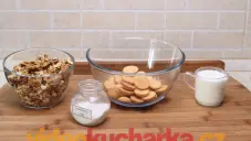 Ořechové koláčky, rohlíčky nebo šátečky z plundrového těsta
