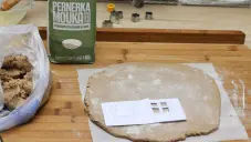 Perníková chaloupka z pohankové celozrnné hladké mouky