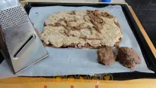 Perníkový koláč s ořechy a marmeládou