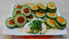 Plněné salátové okurky