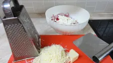Ředkvičkový salát s mozzarelou a eidamem 2