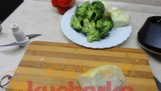 Salát z brokolice, zelí a papriky
