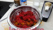 Salát ze syrové červené řepy a mrkve