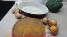 Zapečená brokolice s cibulí a brynzou