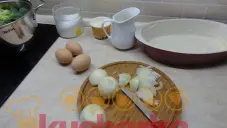 Zapečená brokolice s cibulí a brynzou
