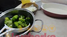 Zapečená brokolice s cibulí a brynzou