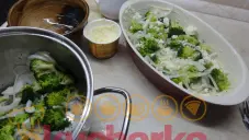 Zapečená brokolice s cibulí a brynzou