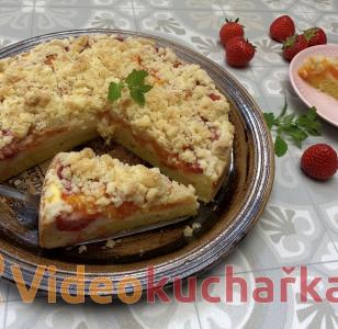 Ovocný koláč s pudinkem a žmolenkou
